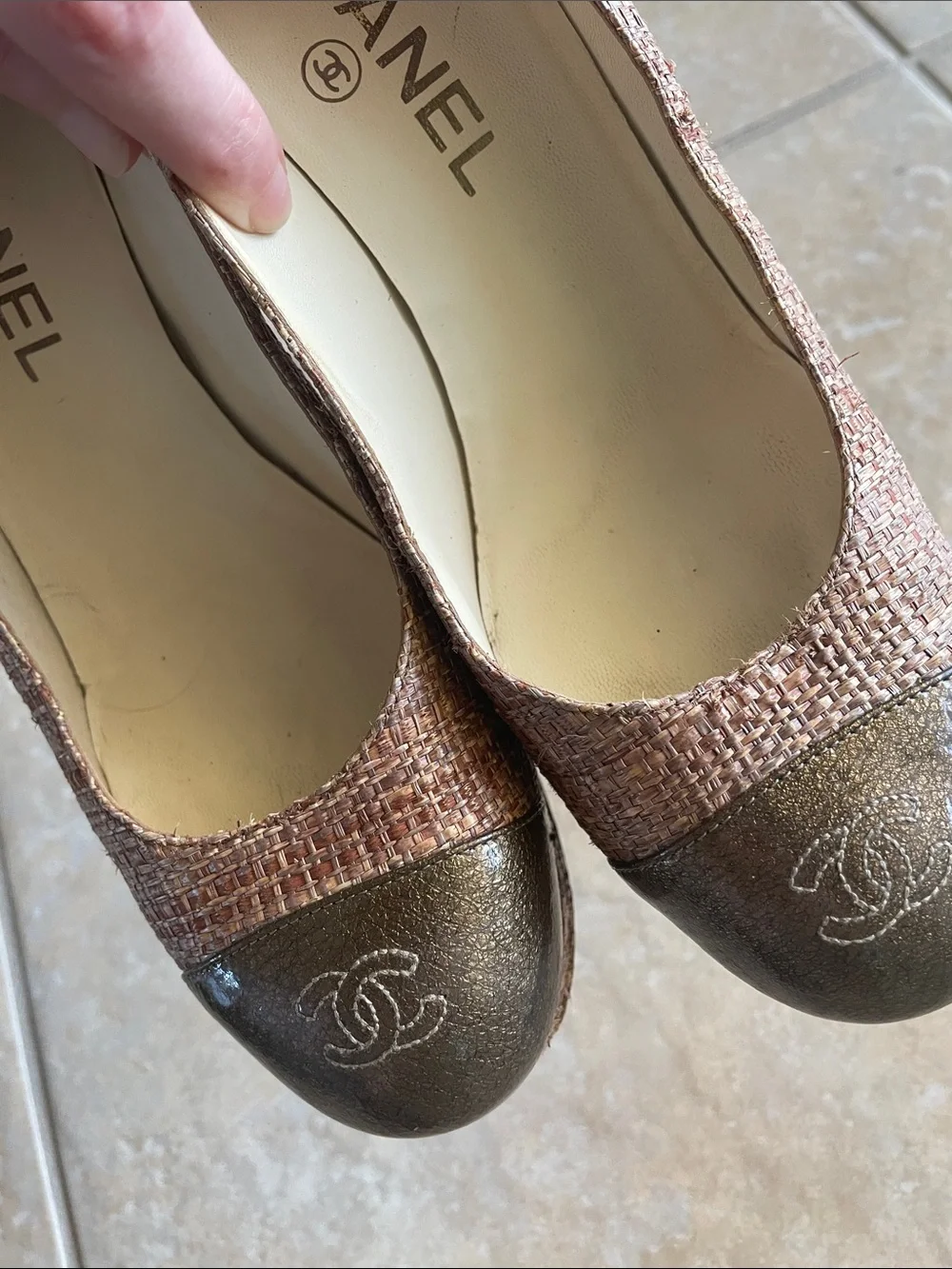 CHANEL Two-Tone Beige and Metallic Cap-Toe tweed heels 38 1/2 38.5